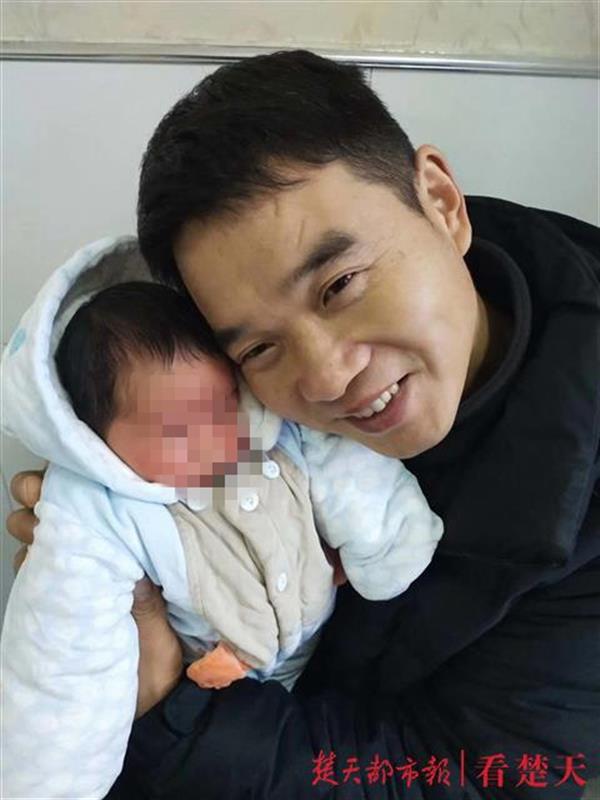 给村民送物资的山路上,秭归一村支书遭遇意外!小女儿才出生50多天……