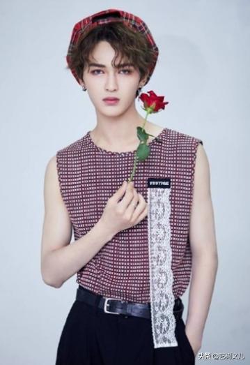 蔡徐坤受伤一点不慌展现硬汉风采,蔡徐坤再度回应p图