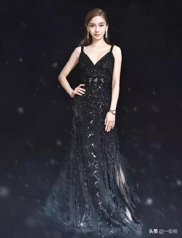 46岁袁立晒自拍打扮似贵妇,袁立蕾丝裙