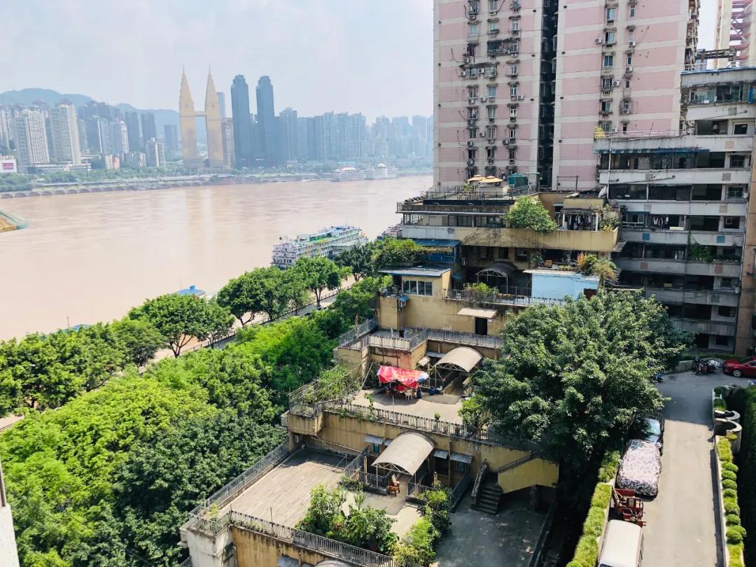 重庆这个24层没有电梯的高楼！直逼40℃的天气仍然有人前来打卡