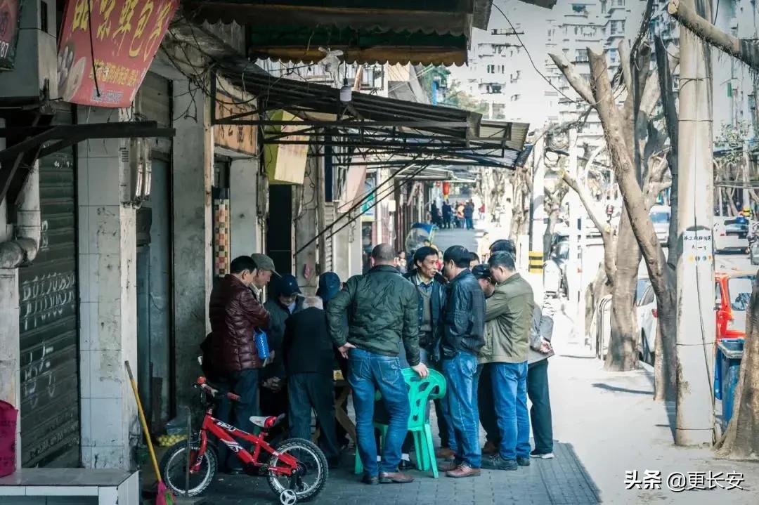 一个县城青年的“月薪过万”面具被撕掉后