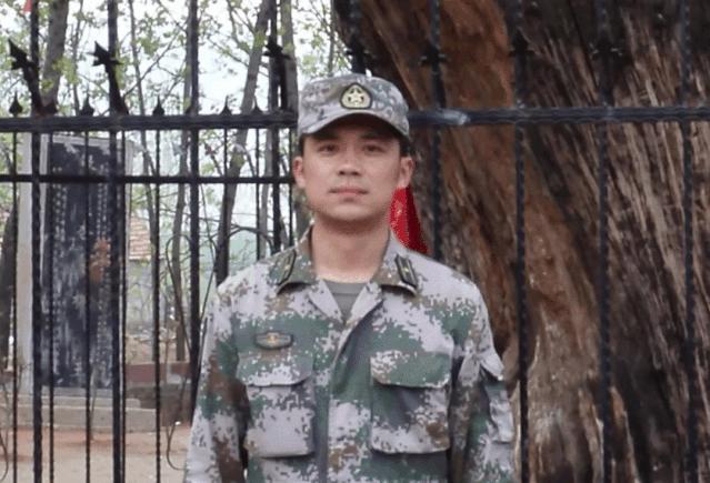 军人本色黑鸭子演唱,军人本色原唱王莉汤非