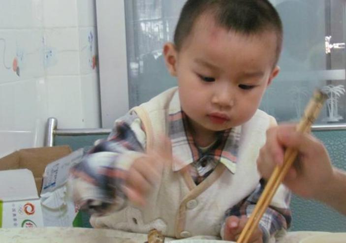 孩子异物卡喉妈妈及时救治,孩子卡喉妈妈机智施救朋友圈