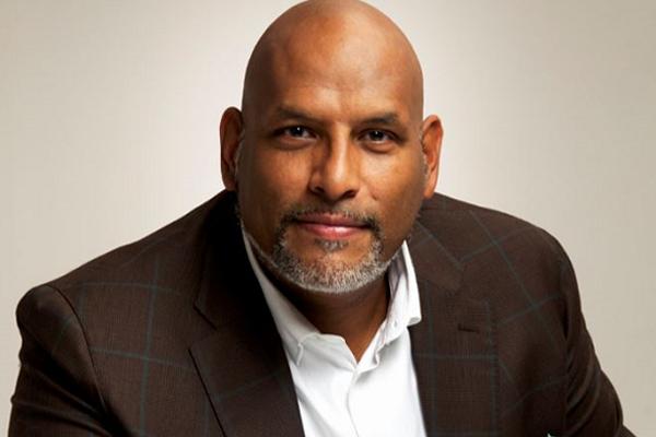 出生体育大国篮球却被*压打**，梦想实现受阻跨国延续热爱