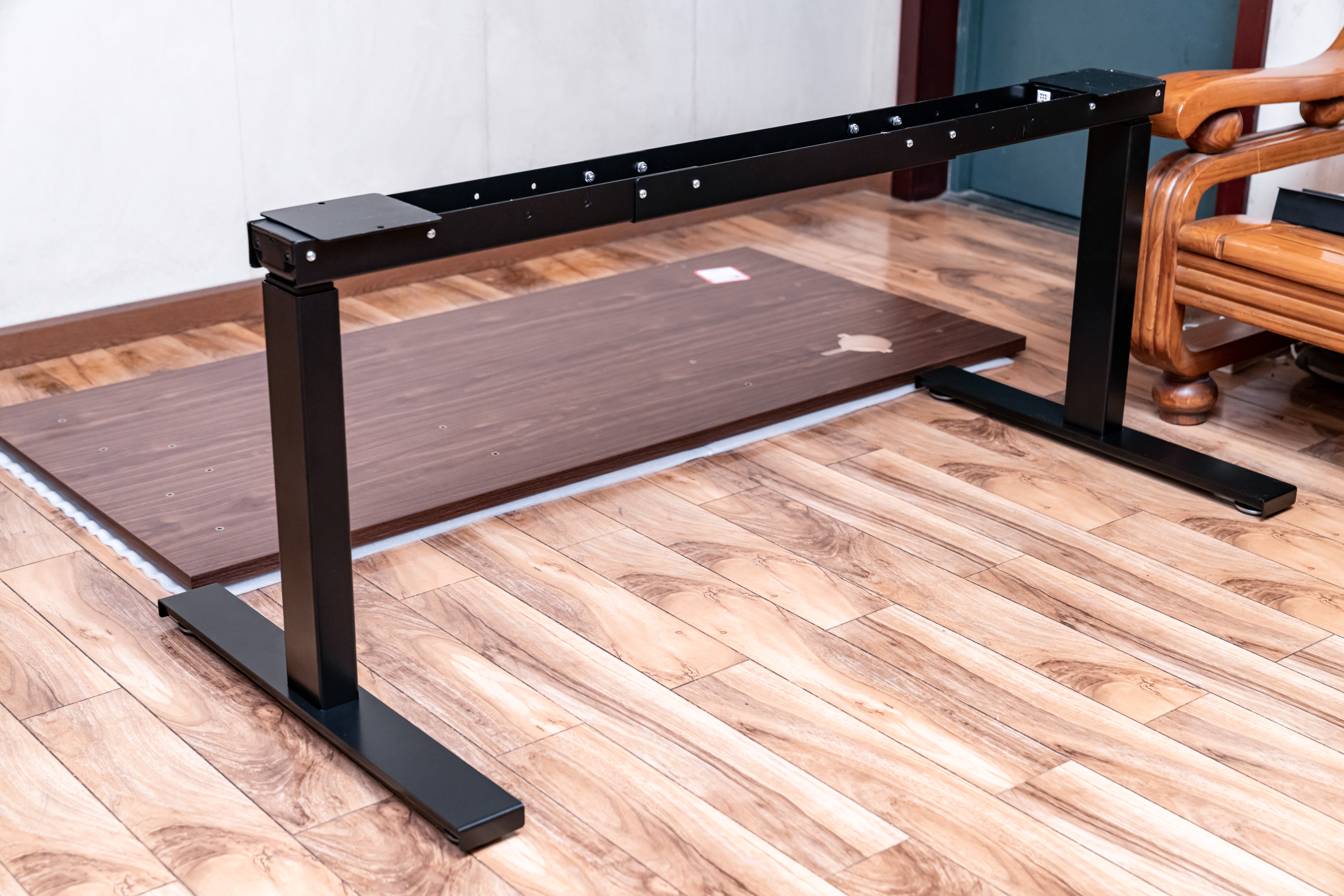 怎样买电动升降桌划算,电动升降桌如何选板材