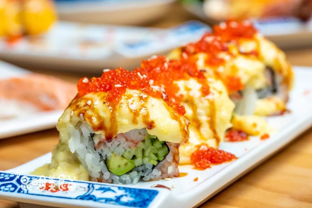 在昆明，第一次见200斤的大鱼，蘸着芥末生吃超爽