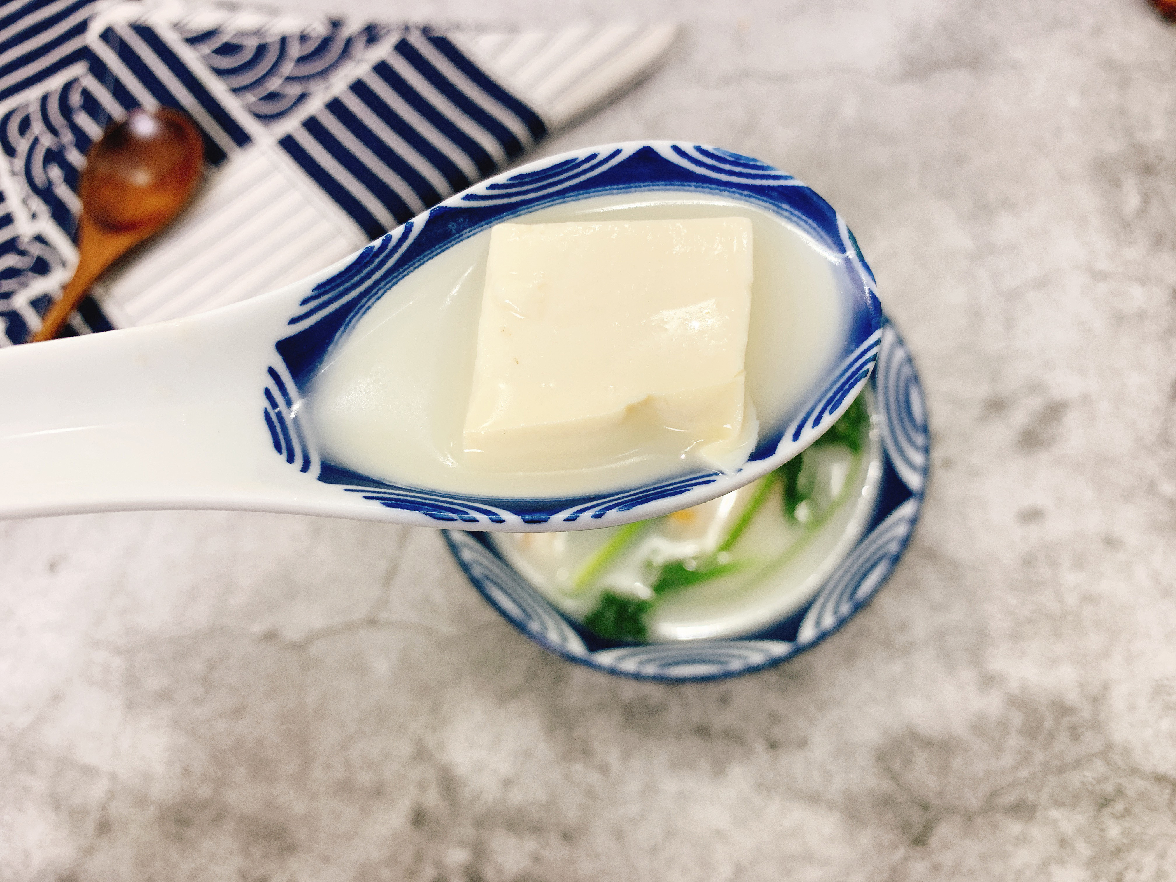 煮鱼头汤豆腐要不要煎,煮鱼头汤时为啥起白沫子