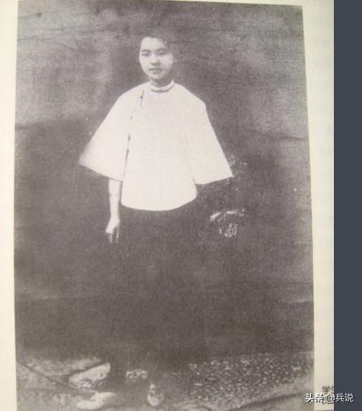 解放南京著名油画，穿白旗袍的美丽女子是谁？女特工终于亮相