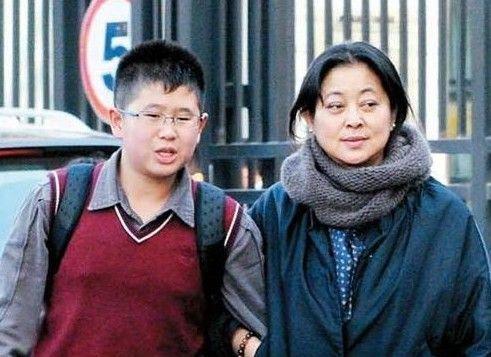 “央视台柱子”倪萍：与赵忠祥主持春晚多年，却在事业巅峰期隐退