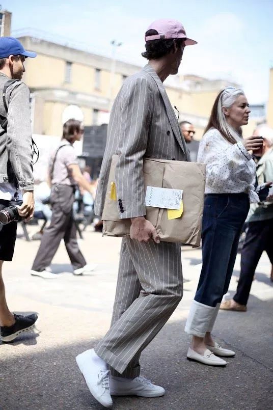 帽子怎么戴才能防止飞起来,戴棒球帽怎么撑起来小技巧