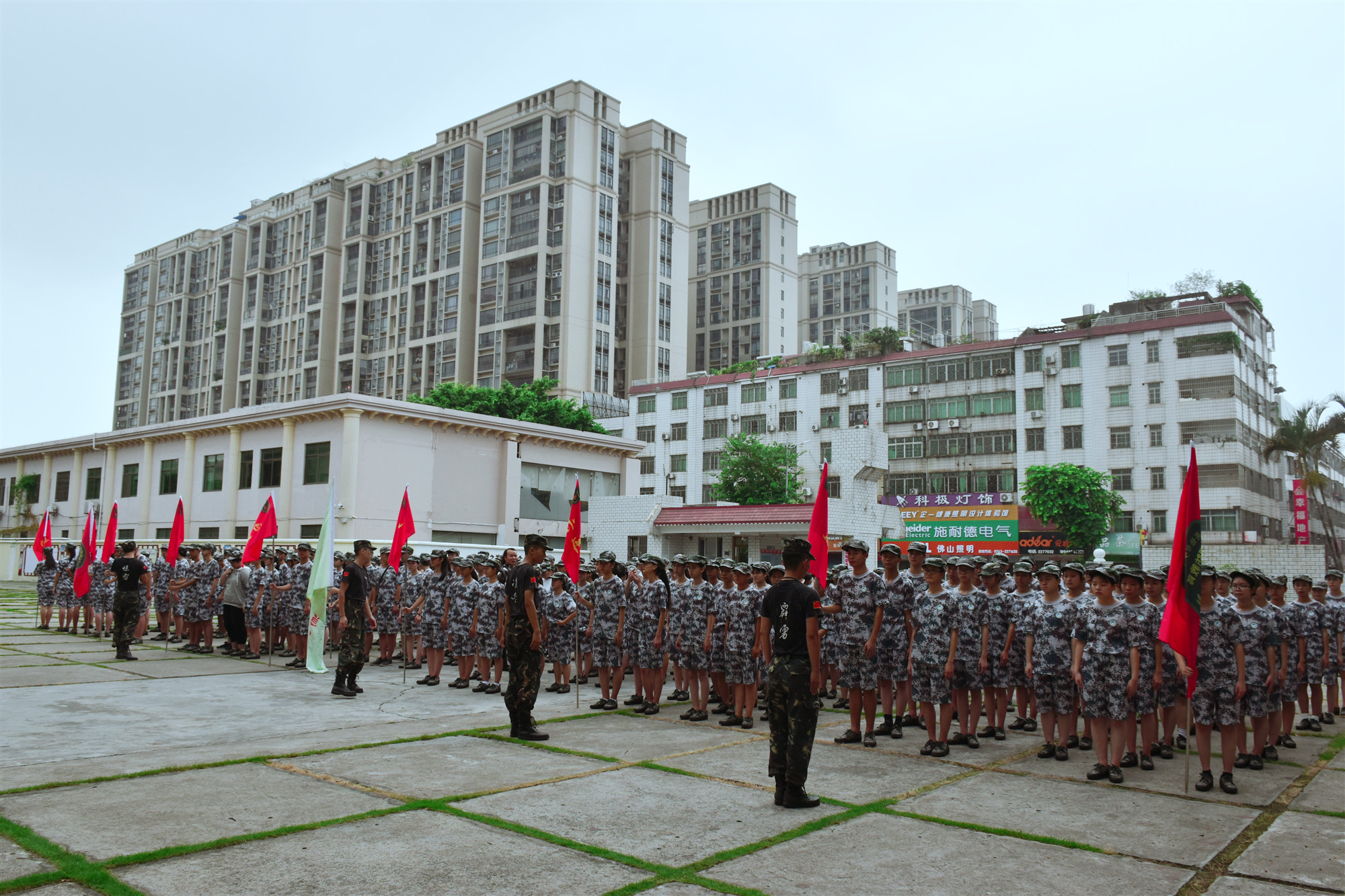 英德华粤艺术学校2018届,英德市华粤艺术军训穿校服吗