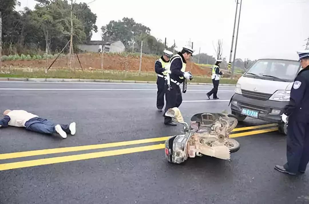 交通事故对方全责自己要报保险吗,交通事故骨折对方全责保险怎么赔