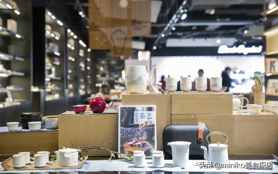 言几又成都IFS店三周年“光影书景”重塑未来空间