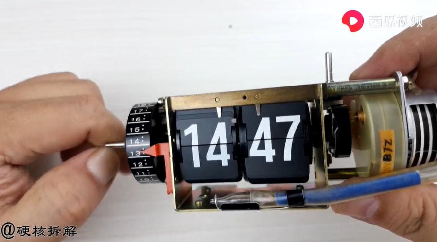 拆家也能火?40岁大叔靠拆东西吸粉190万,被称为反向爱迪生