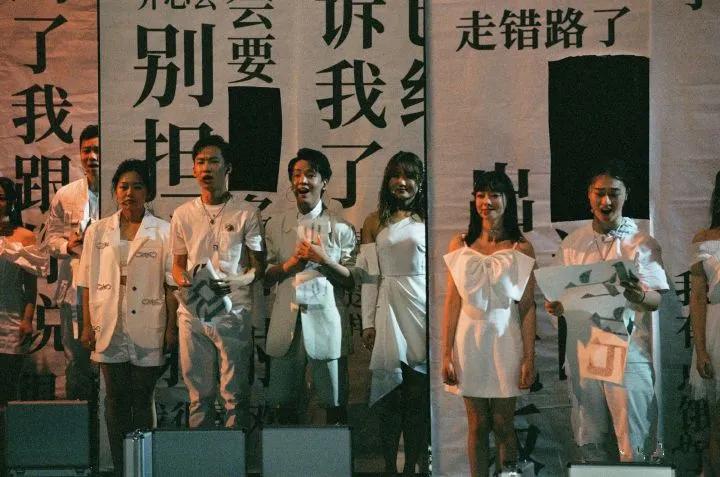 这支爆火一时又销声匿迹的合唱团因为“太好哭”得人民日报点赞?