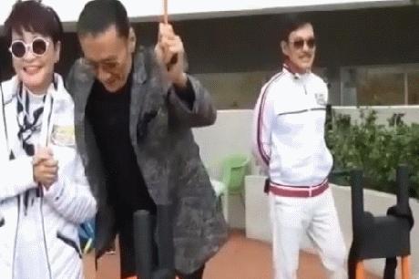 狄波拉潇洒情史，为谢贤甩美国富豪，离婚后嫁小11岁男人收获爱情