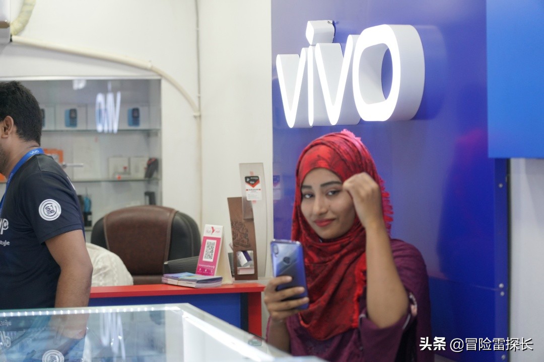 孟加拉人更喜欢华为还是小米？这位孟加拉美女销售店员选择VIVO