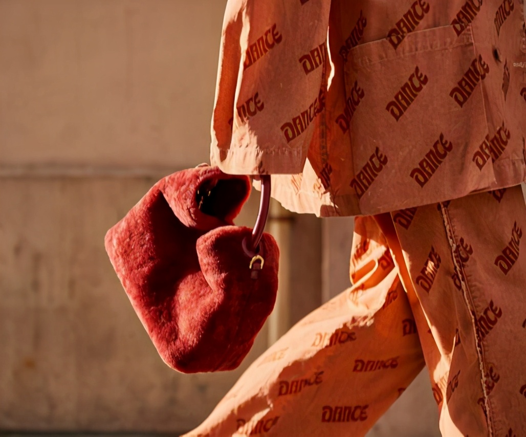 今年流行洋气减龄百搭包,现在流行这样的小包包时髦又洋气