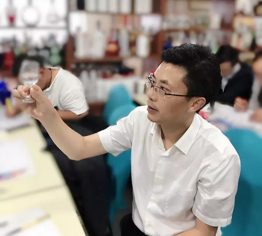 做白酒经销商的一路心酸,白酒经销商的生存和发展之路