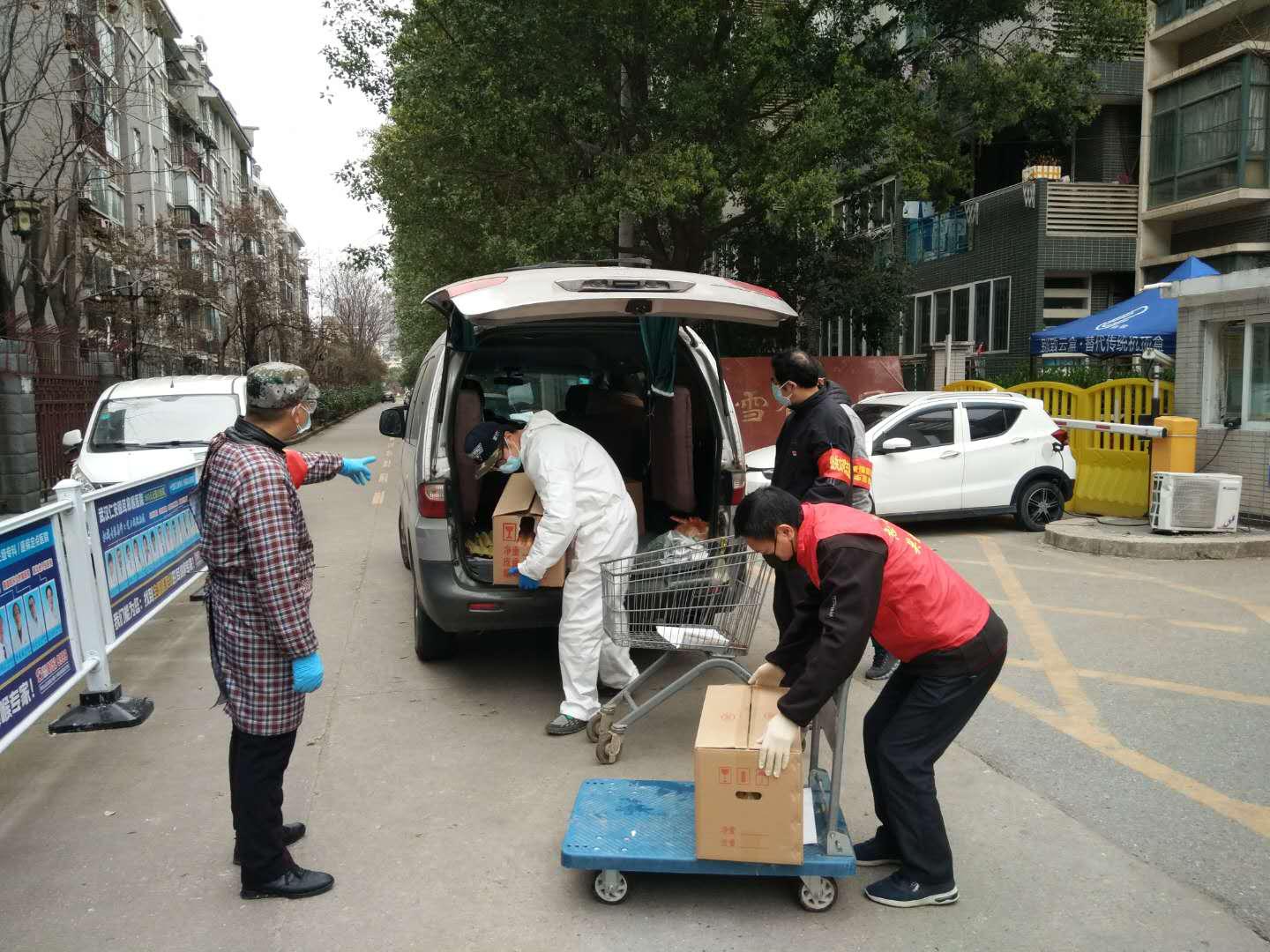 抗击疫情夫妻接力,夫妻同心抗疫社区