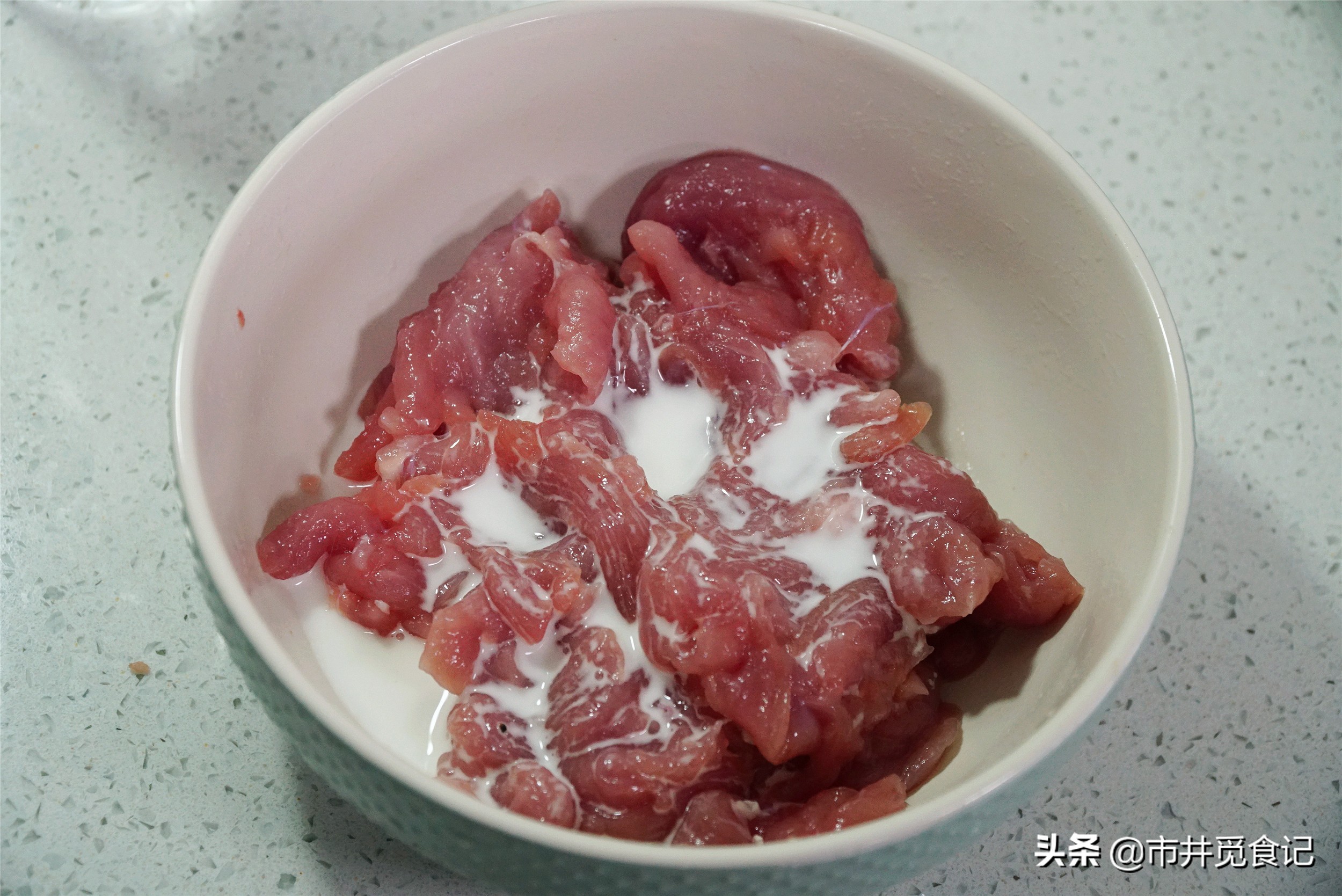 炒肉片是先腌一下好还是不腌好,炒肉片时裹淀粉