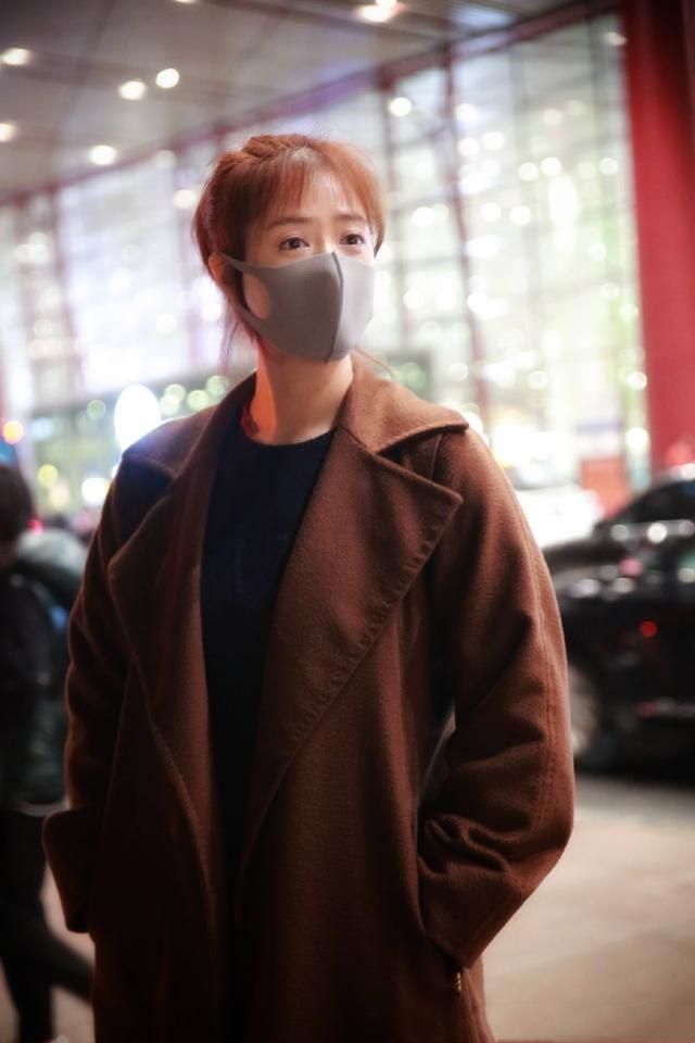 蒋欣与乘务员合照,蒋欣戴口罩墨镜帽子全副武装