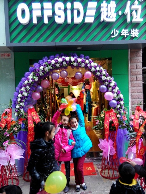 最新童装店双门头装修效果图,童装店怎么装修才有顾客