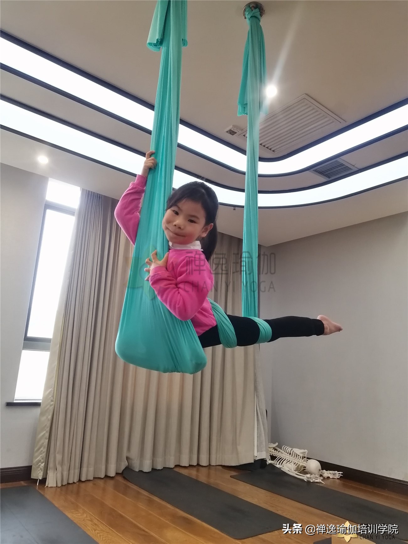 空中瑜伽减脂动作私教课,空中瑜伽和普通瑜伽区别是什么