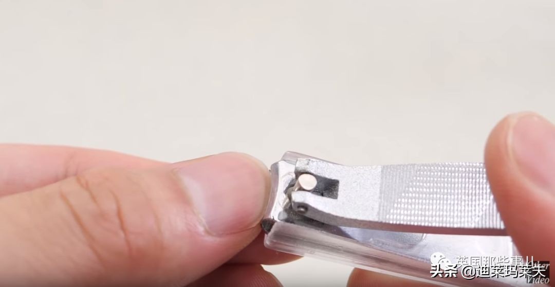 他用攒了一年的指甲，给女友做一个戒指？？这？