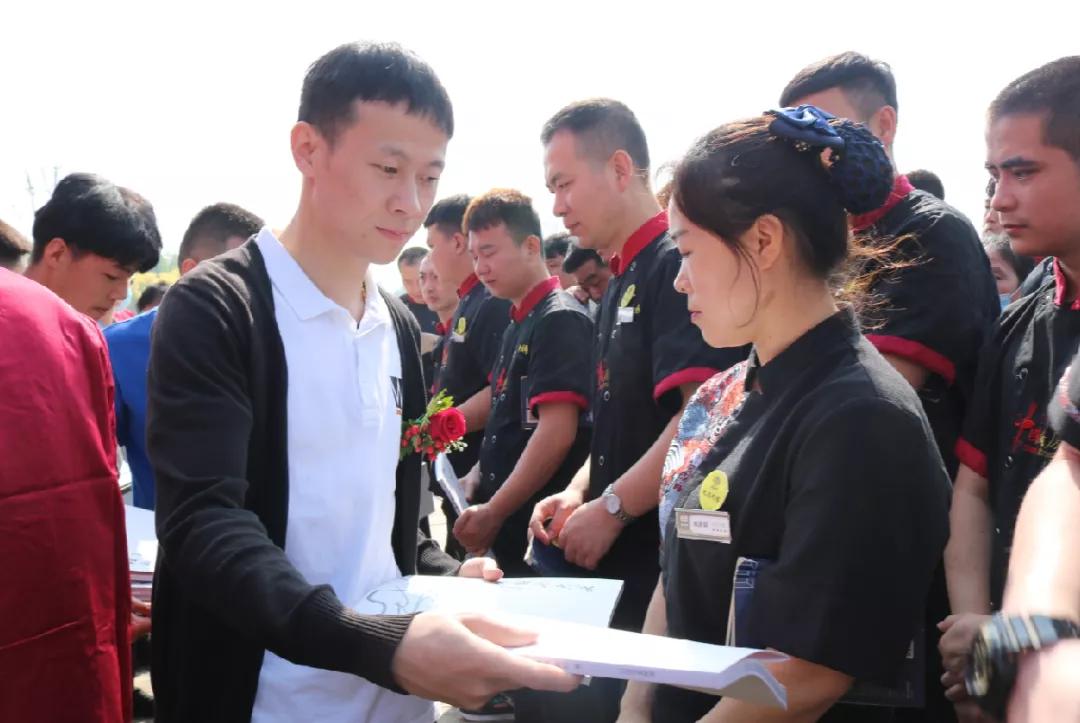 甬妈妈入驻南湖爱心捐赠仪式暨《甬帮融合热菜》新书发布成功举办