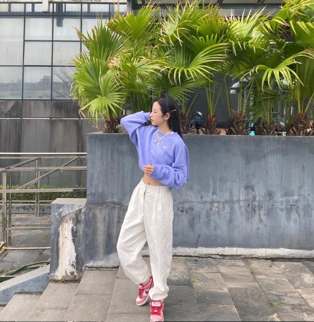 周雨彤穿露脐装秀小蛮腰,蝴蝶结露脐装周雨彤