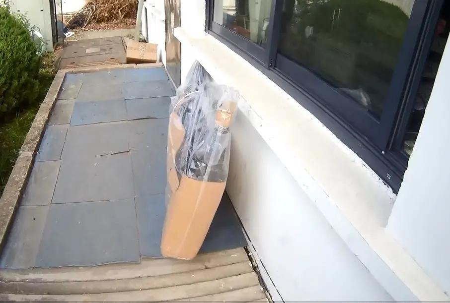 卖假货被带走的小伙,快递员卖假货的事件