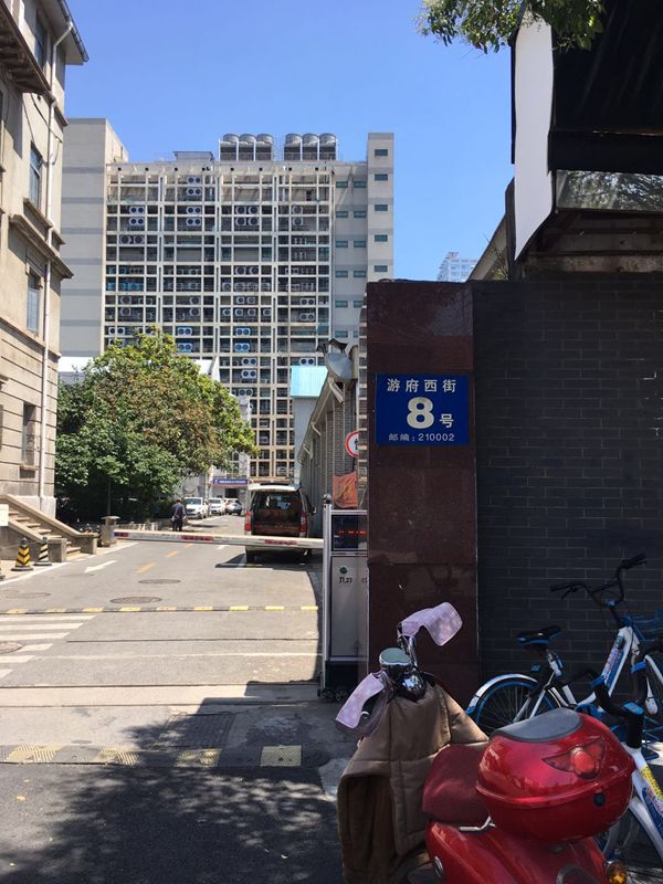 一路之隔房价相差8万多,一路之隔的房价相差几十万