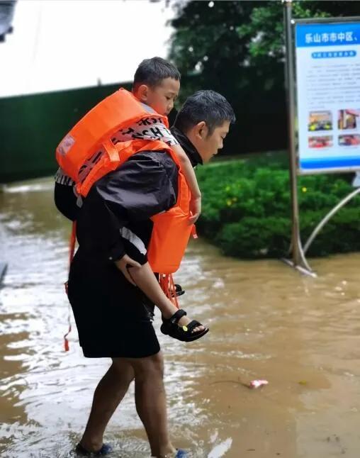 乐山大佛是因为洪水修建的吗,乐山大佛脚被水淹没奇观出现
