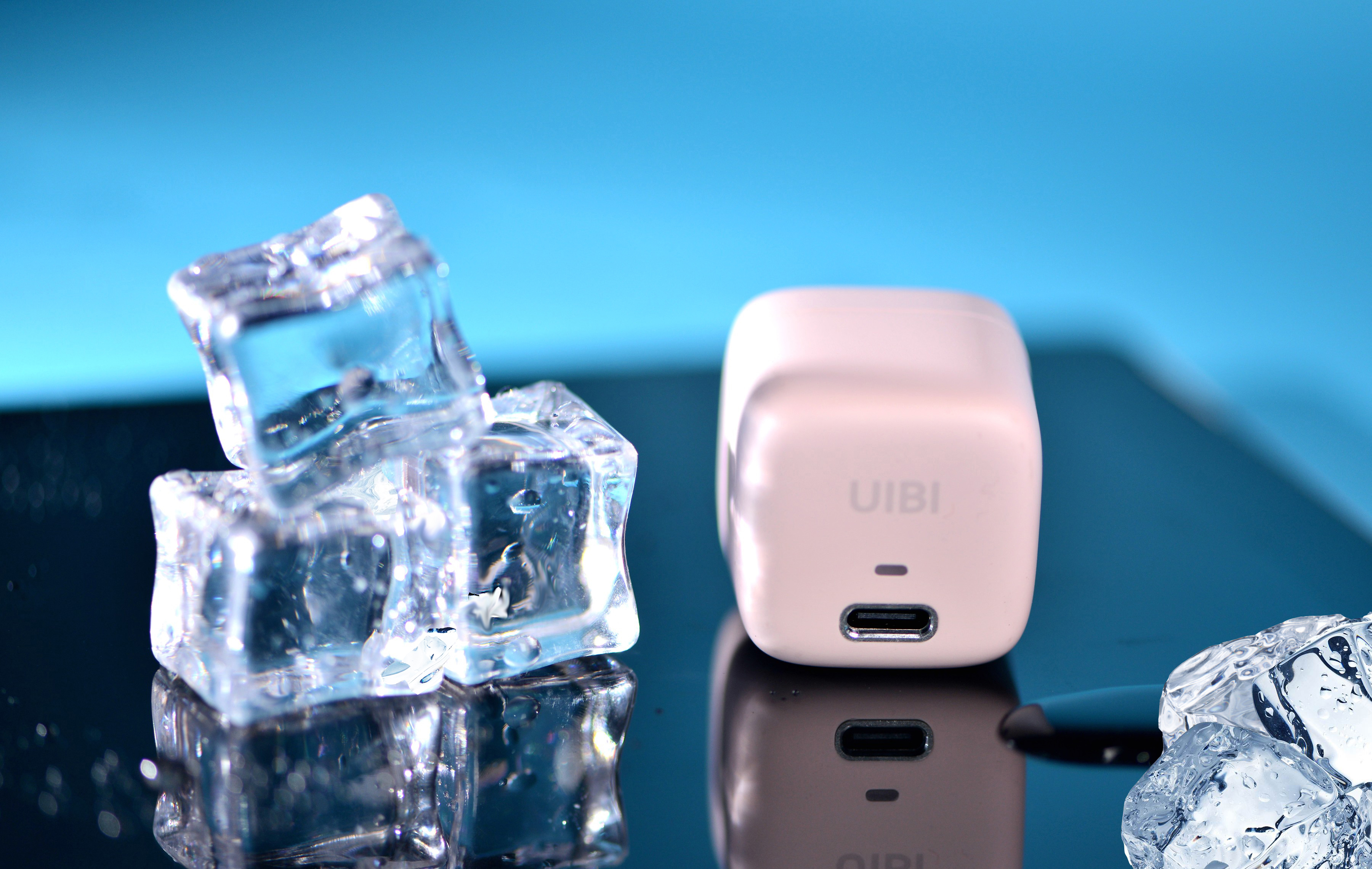 视觉清凉、温婉圆润的“小冰块”——UIBI柚比迷你快速充电器