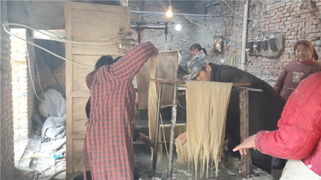 一直不知道淀粉糊怎么漏粉条：看了这个师傅的操作，全靠2锅水