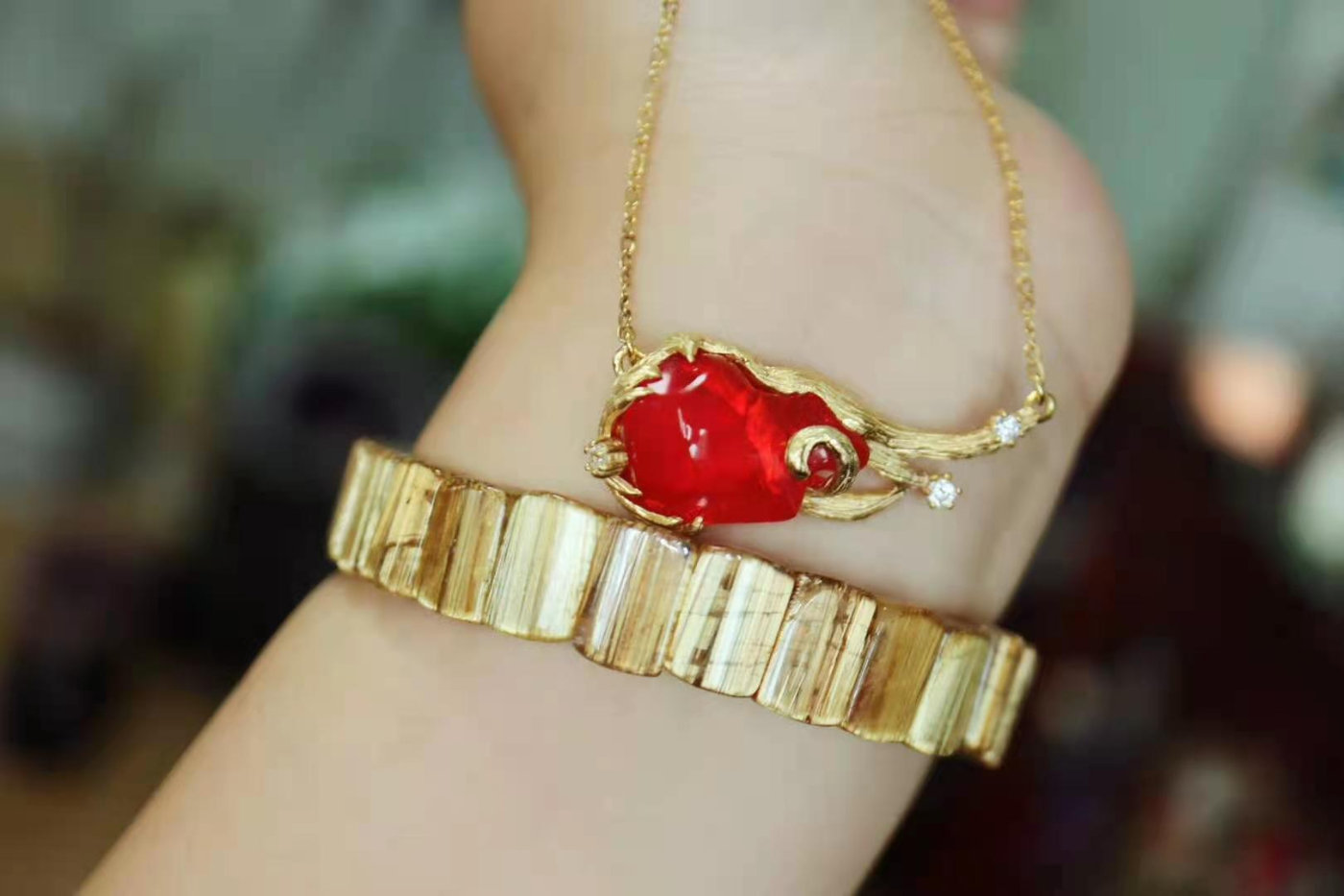 欧泊一种拥有世间所有颜色的宝石，关键还不贵