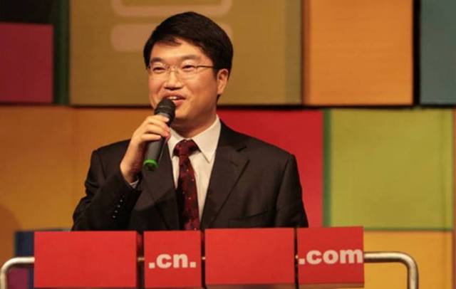 小记者放弃铁饭碗,跟马云创业赚亿万身家,还当上了阿里巴巴总裁