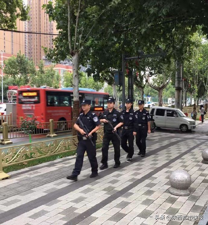 西安交警全力以赴护航中考,西安警方为夜间经济生活保驾护航