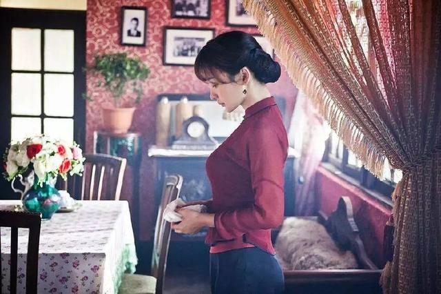 柳岩穿白色蕾丝旗袍的照片,柳岩真的很美吗