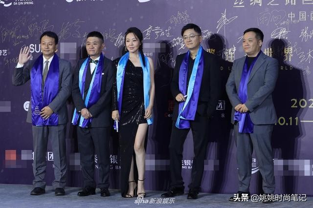 闫妮单肩亮片裙、扎脏辫，亮相电影节，身材秒杀小姐姐！又美又飒