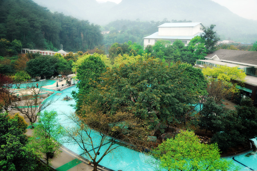 灵秀温泉和御泉湾温泉哪个好,峨眉山温泉酒店灵秀温泉299