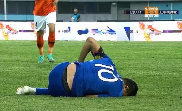 中超上演“连环脚”,申花队长被踢成“内马尔滚”