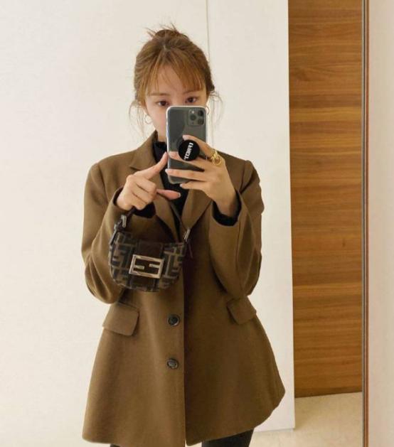 朴孝敏惊艳写真,朴孝敏穿黑白格子的衣服