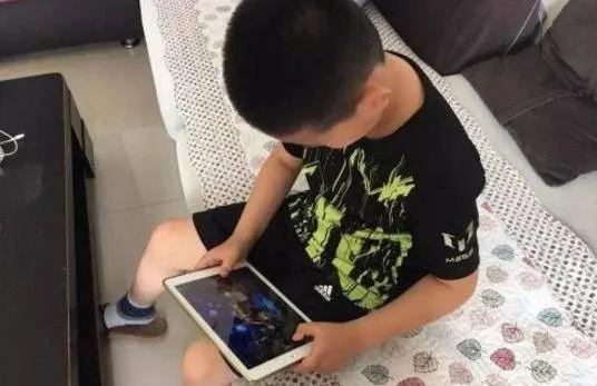 孩子网课看手机要怎么教育 (如何让孩子使用手机和网课)