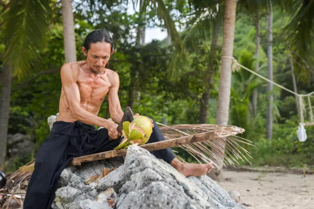 他卖掉豪宅搬进山洞,做出一个全世界风景最好的厕所