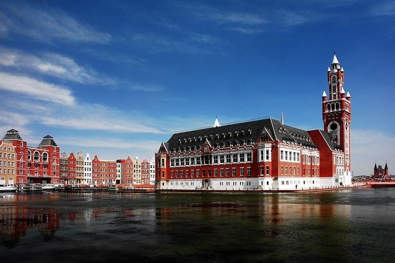 1999年缔造沈阳荷兰村，4年后锒铛入狱，中国第二富豪沉浮录