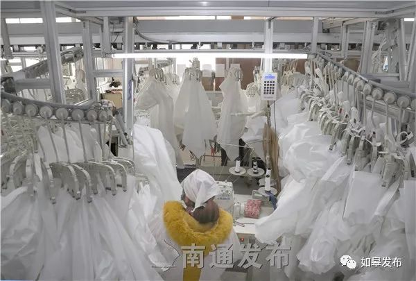 如皋九鼎服装复工率百分百！首批1500件防护服已发往武汉等地！