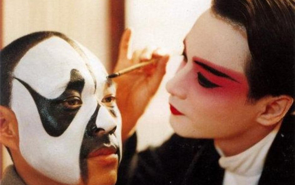 《霸王别姬》：人性的扭曲与压抑，在时代中只是尘沙而已