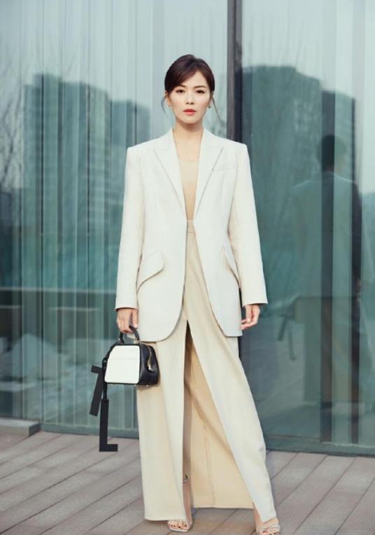 姚晨穿丝绒上衣 (姚晨黑色外套穿搭)